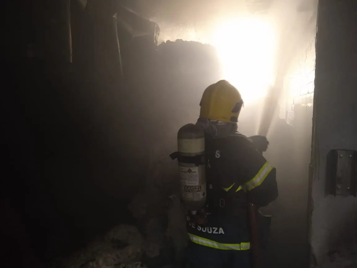 Bombeiro combatem fogo em f&aacute;brica na rua Axel Krieger 