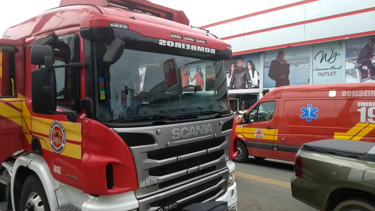 Carro e moto se chocam na Antônio Heil