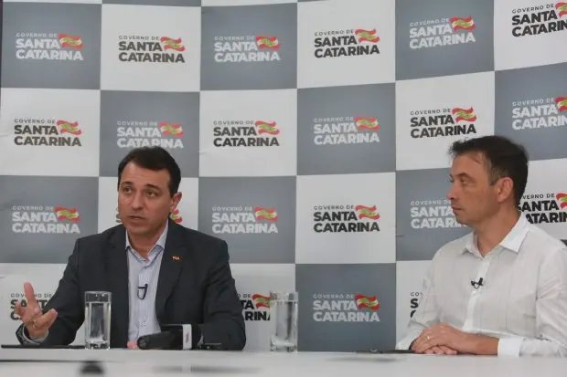Governo fecha divisas com PR e RS para ve&iacute;culos de transporte coletivo e pro&iacute;be a perman&ecirc;ncia de pessoas em praias e parques