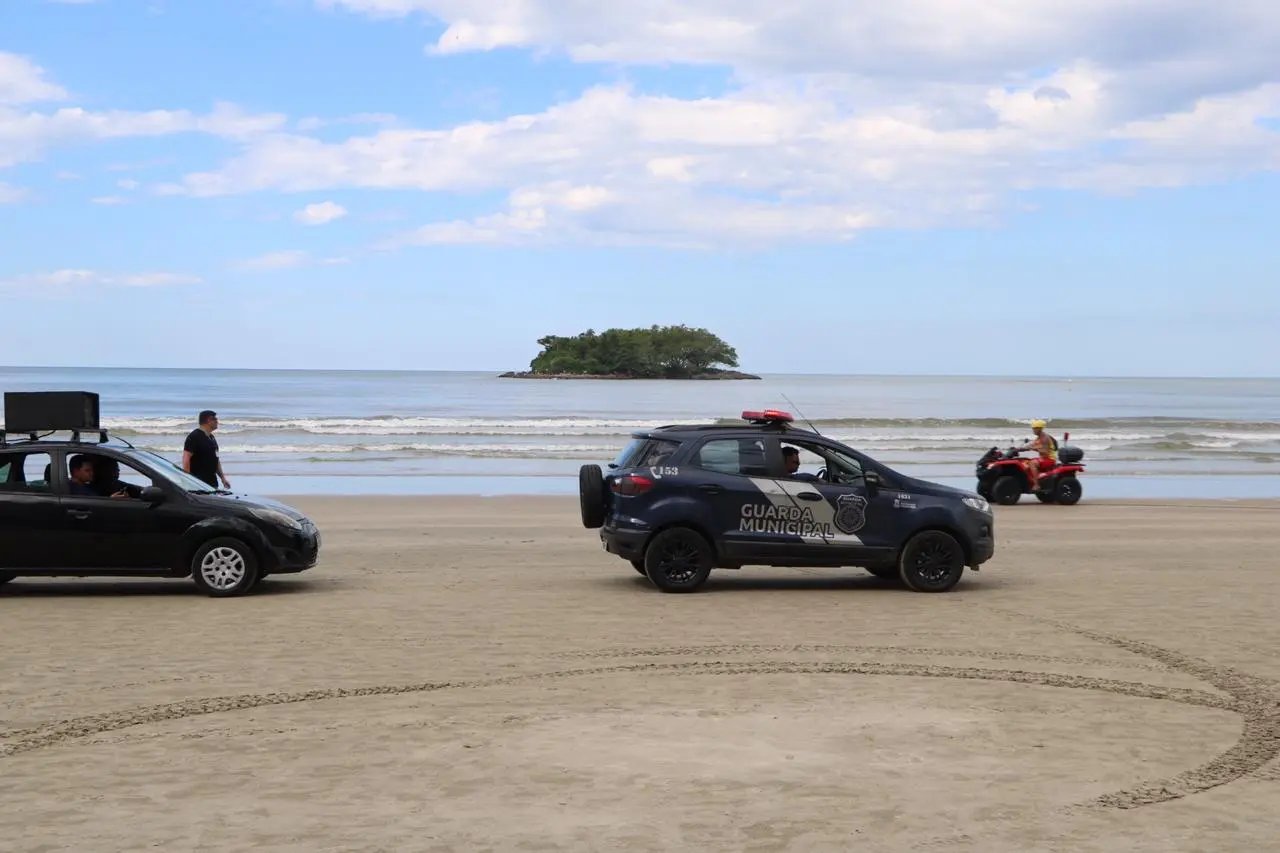 Prefeito lan&ccedil;a decreto de emerg&ecirc;ncia e interdita as praias de Balne&aacute;rio Cambori&uacute;