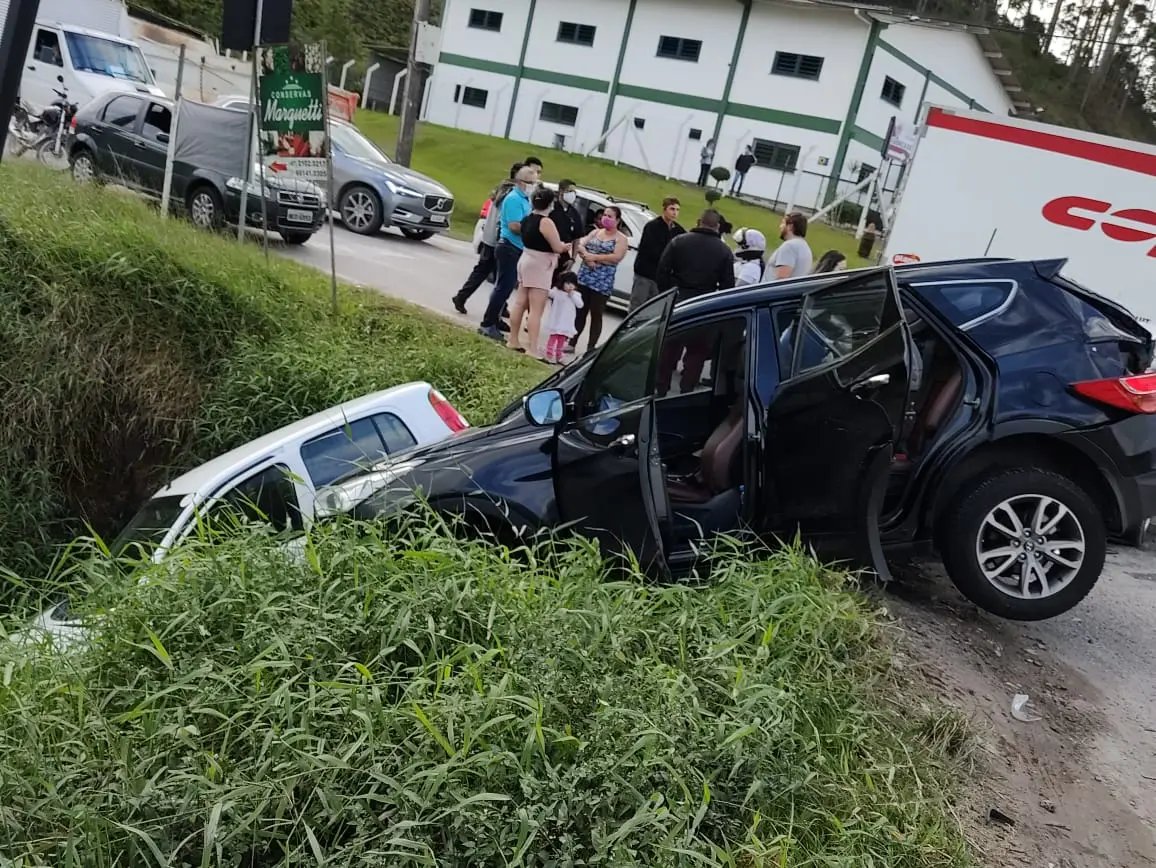 Tr&ecirc;s ve&iacute;culos se envolvem em acidente na rodovia Ivo Silveira 