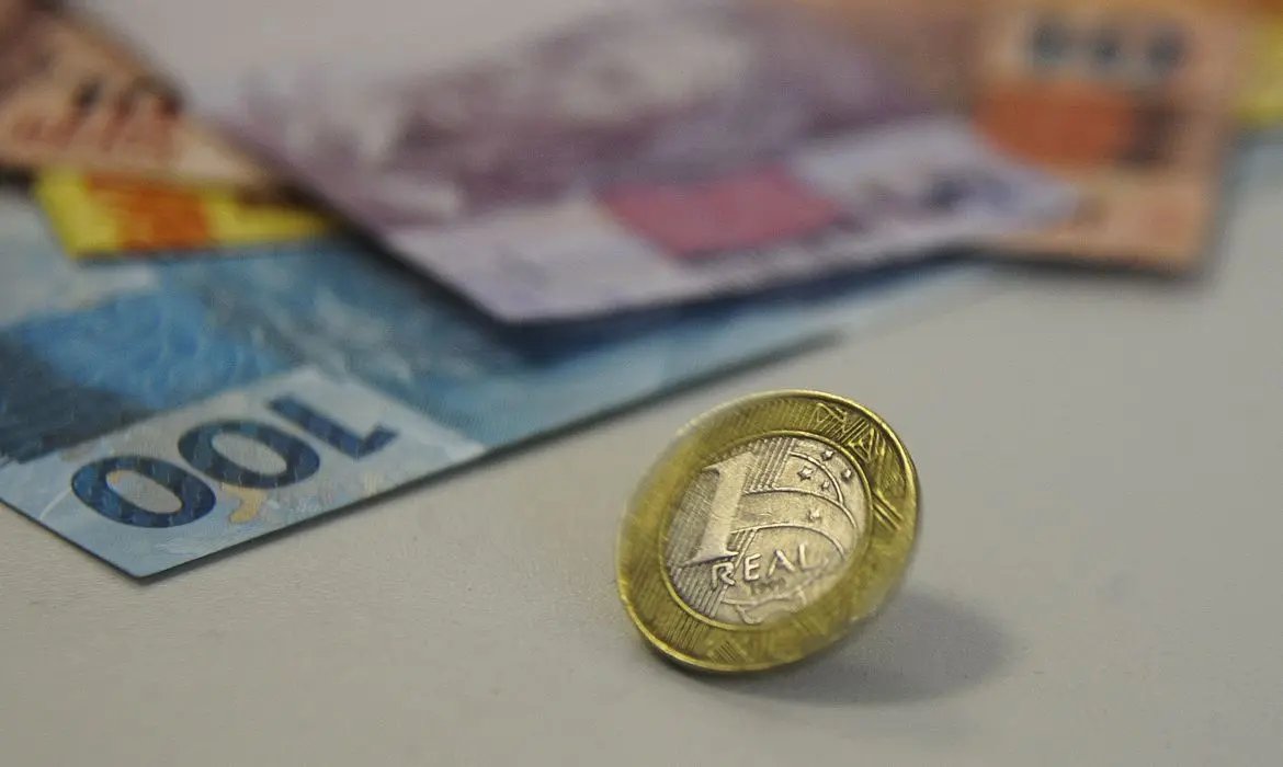 Or&ccedil;amento de 2022 prev&ecirc; sal&aacute;rio m&iacute;nimo de R$ 1.169