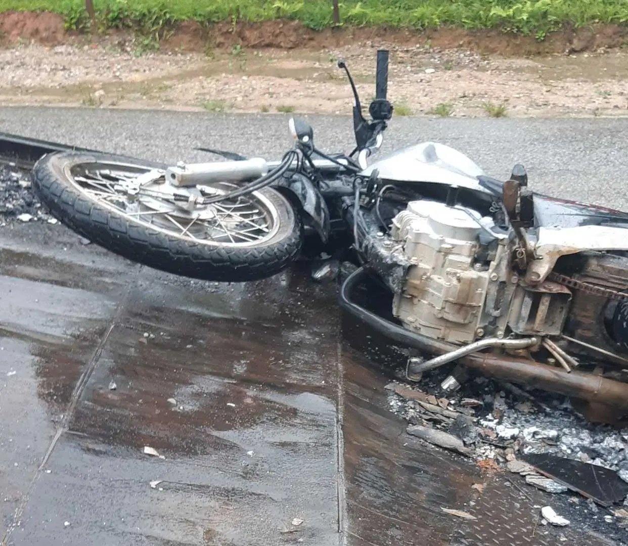 Moto colide com carro em curva 