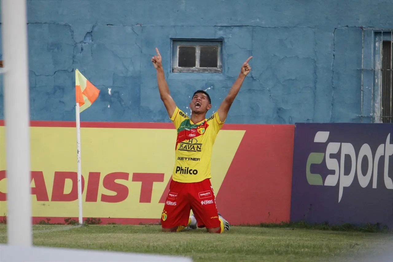 Com apoio da torcida, Brusque vira o jogo e vence Barra 