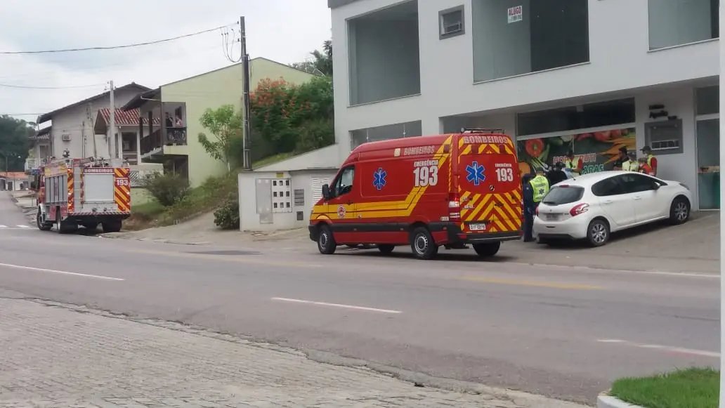 Colis&atilde;o entre carro e moto no bairro &Aacute;guas Claras