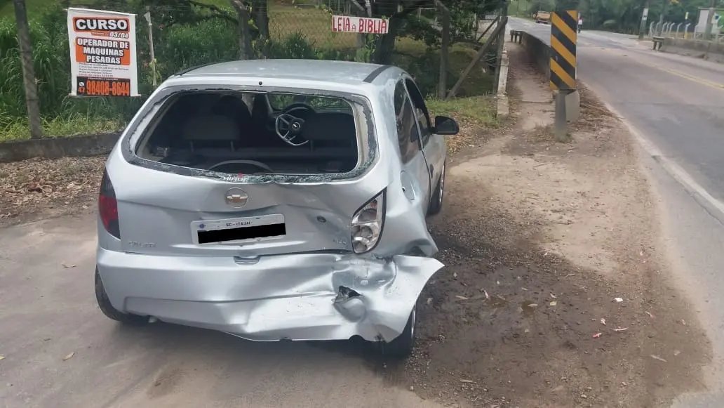 Carros colidem devido sinaliza&ccedil;&atilde;o prec&aacute;ria 
