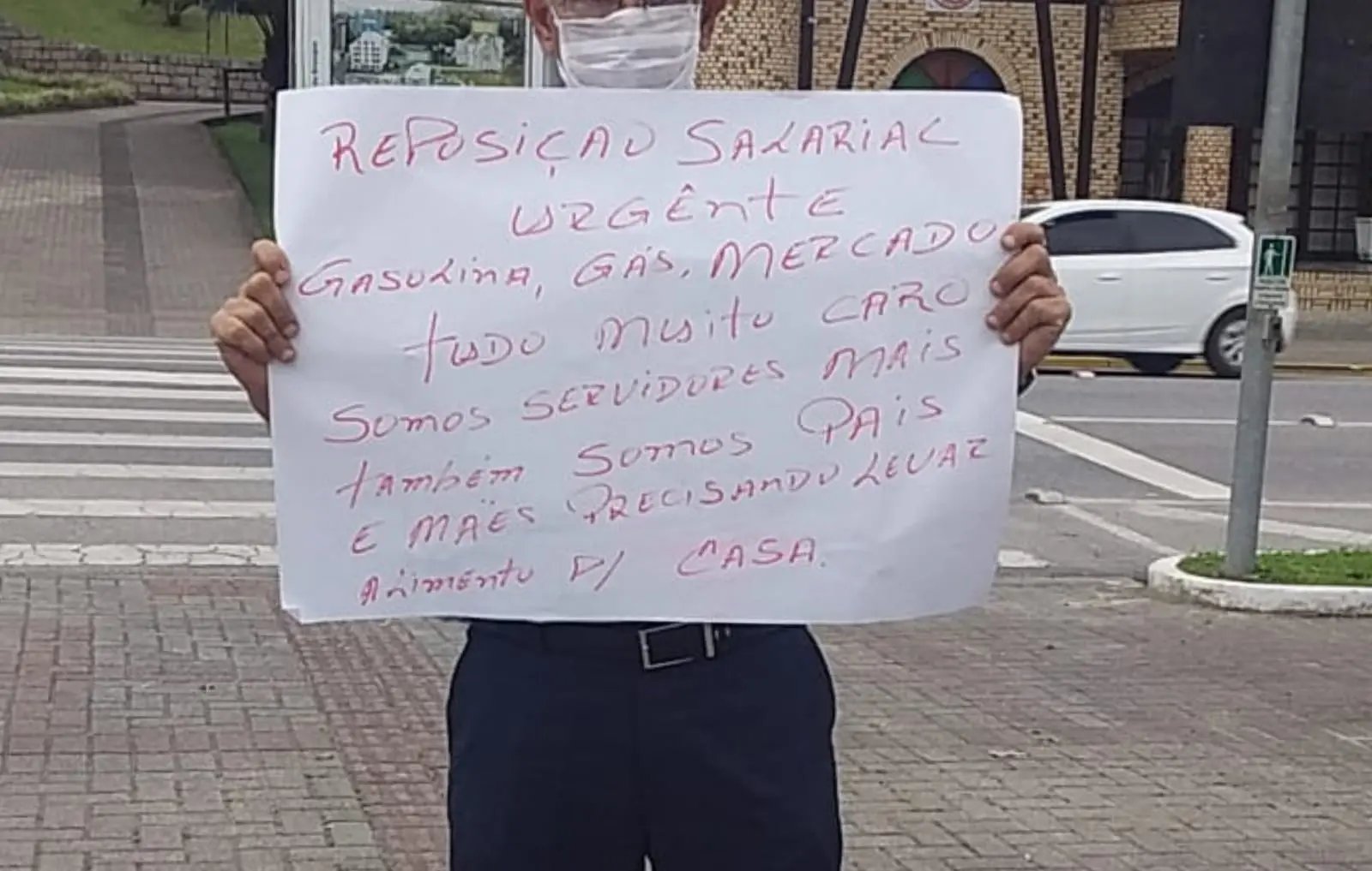 Protesto de servidor gera rea&ccedil;&atilde;o da Prefeitura de Brusque e do sindicato