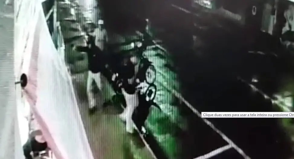 Dupla invade lanchonete e leva dinheiro do caixa e clientes