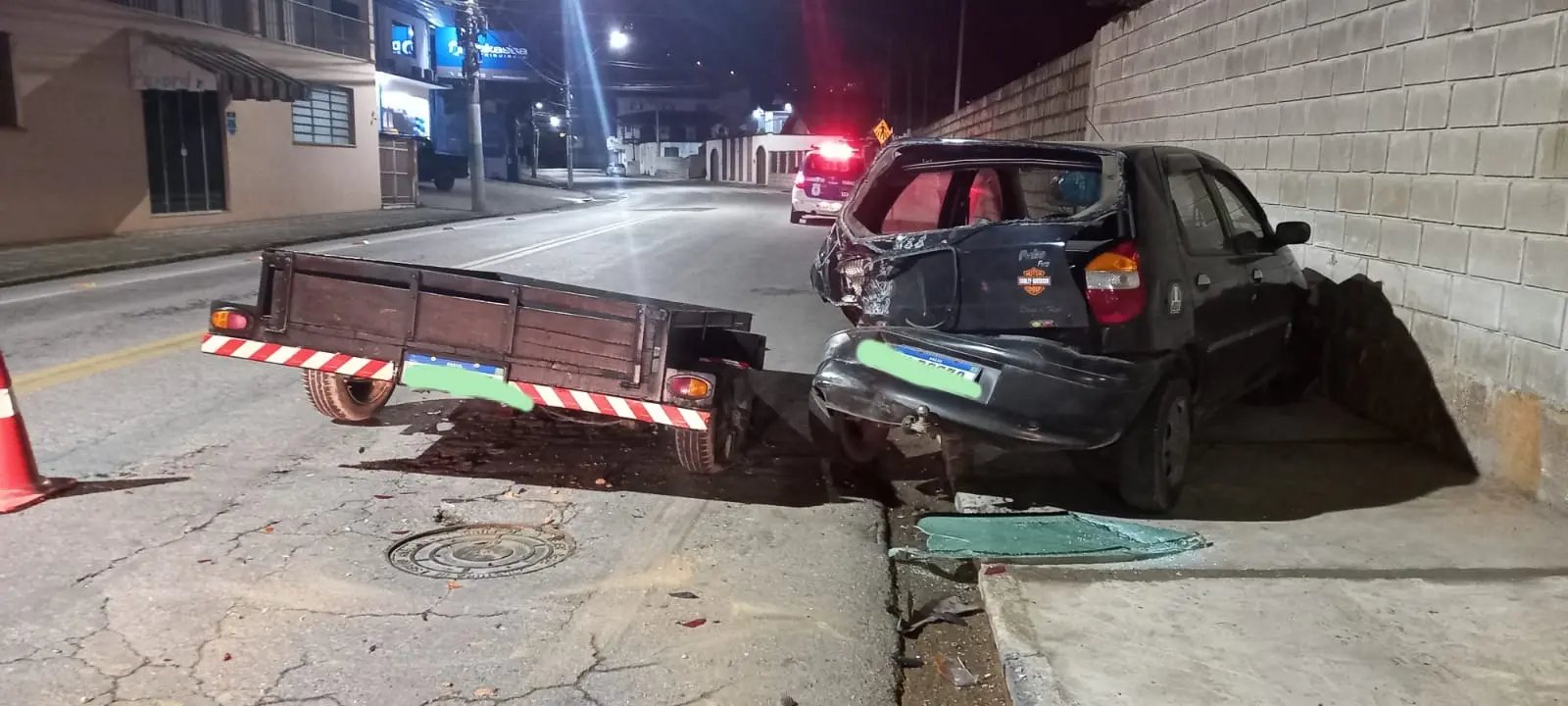 Carretinha atinge dois carros e arremessa um deles contra o muro na Primeiro de Maio