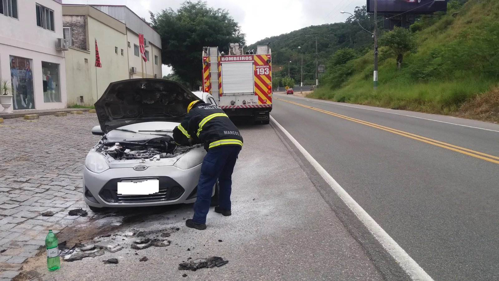 Carro pega fogo na Rodovia Ant&ocirc;nio Heill