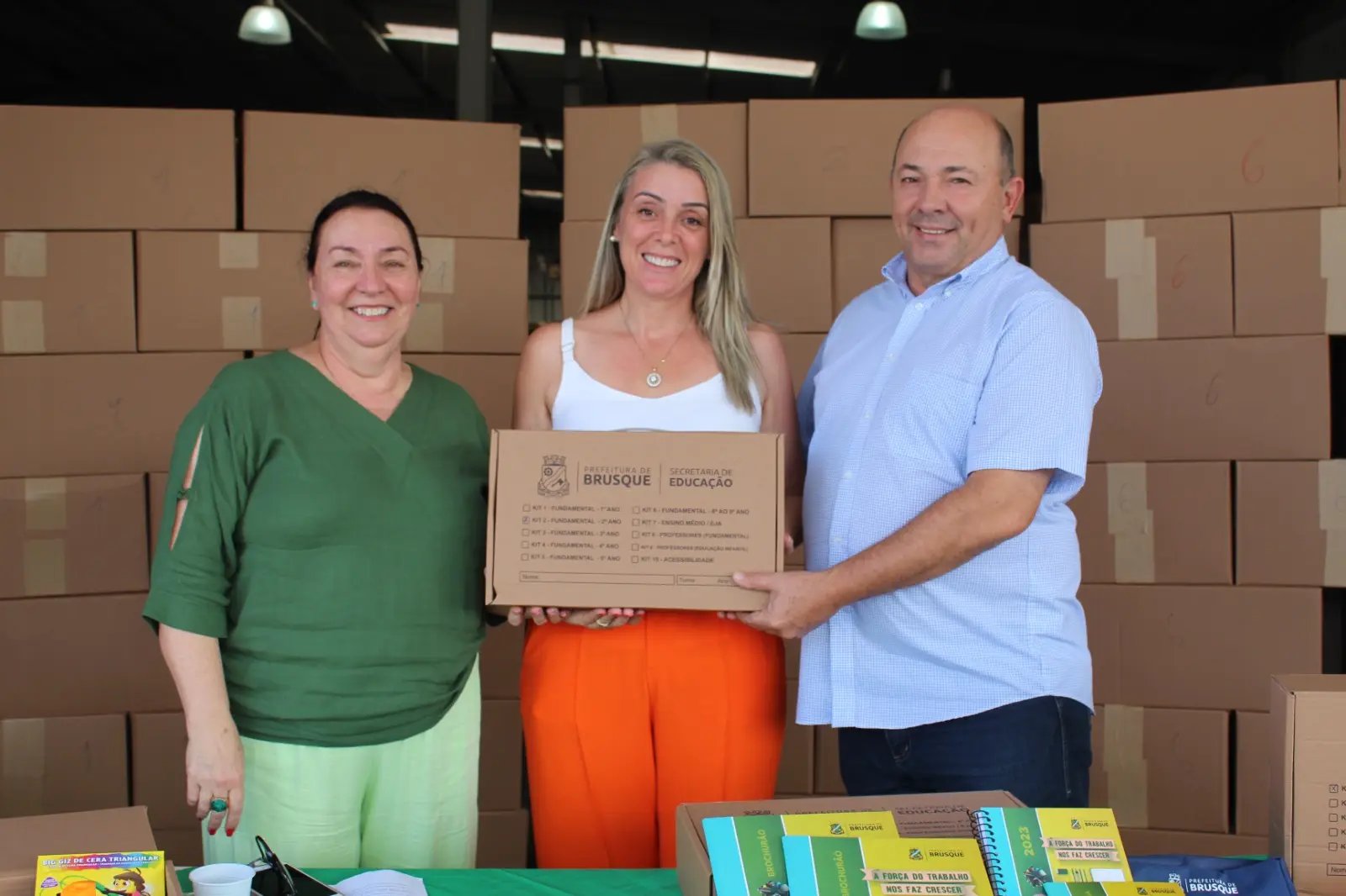 Educa&ccedil;&atilde;o entrega 8.800 kits de material escolar