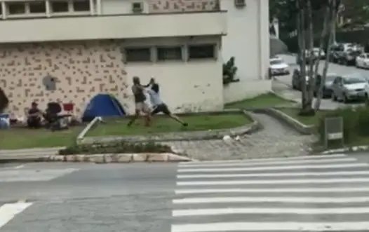 Briga de moradores de rua é flagrada no antigo prédio dos Correios