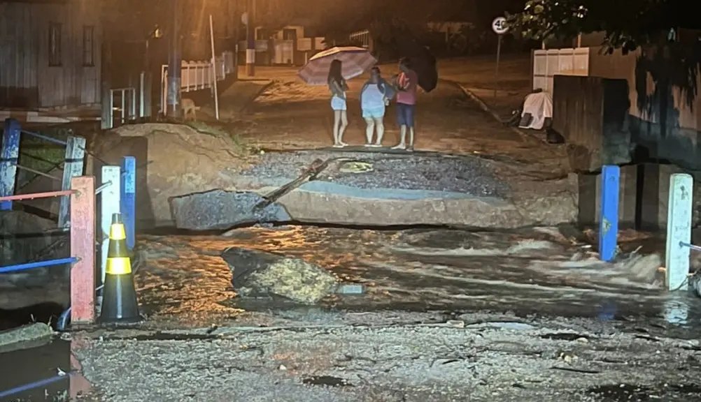 Ponte &eacute; arrastada por conta do temporal em S&atilde;o Jo&atilde;o Batista 