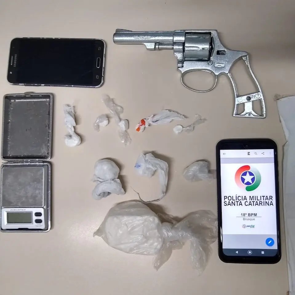 Coca&iacute;na, rev&oacute;lver e um preso por tr&aacute;fico de drogas
