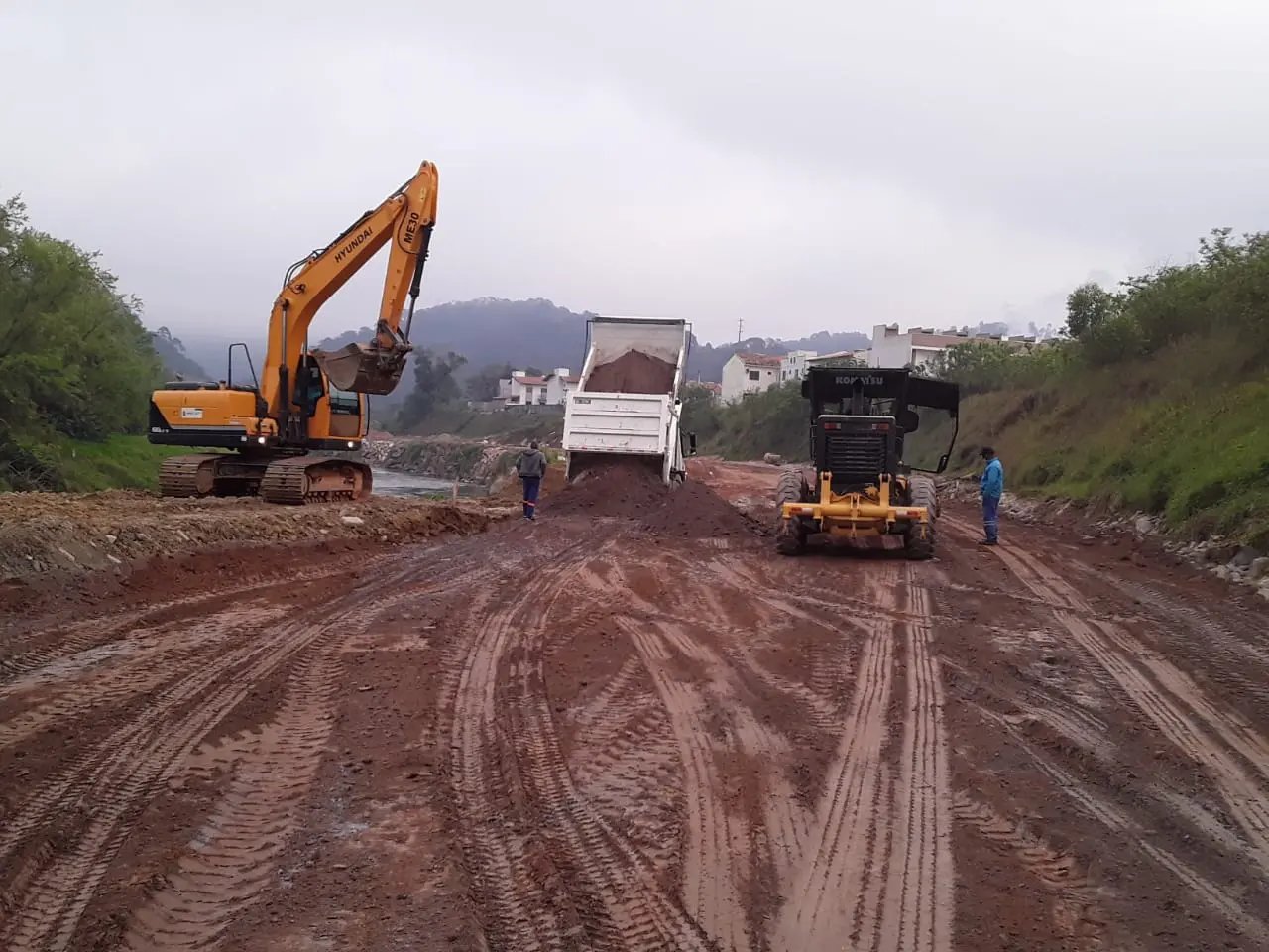 Secretaria de Obras executa prepara&ccedil;&atilde;o para pavimenta&ccedil;&atilde;o na Beira Rio margem direita