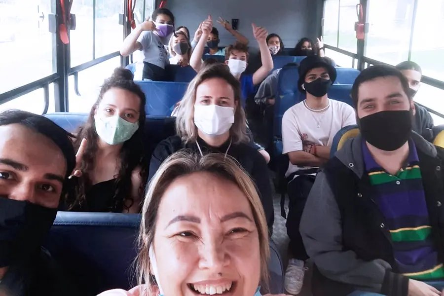 Crian&ccedil;as atendidas pelo CAPS comemoram o Dia da Inf&acirc;ncia no cinema 