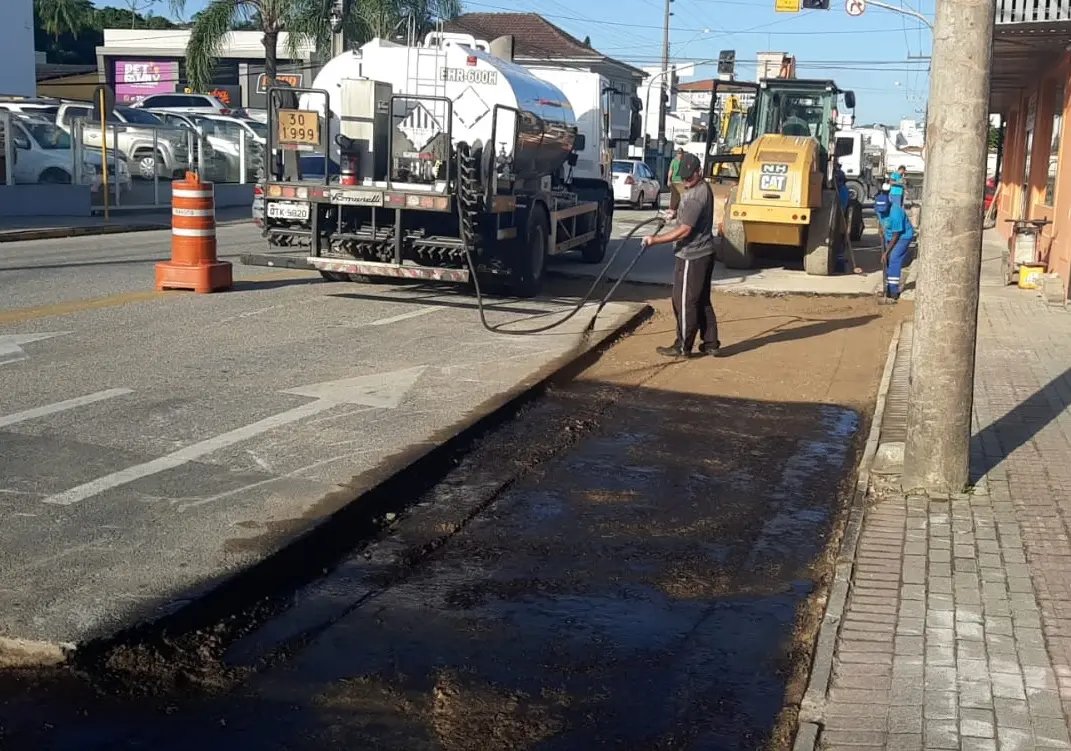 Obras nos bairros continuam durante final de semana