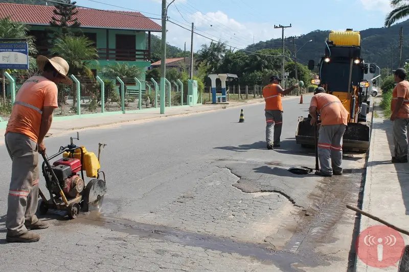 Guabiruba realiza operação tapa buracos