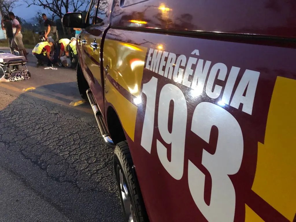 Homem fica ferido em acidente entre carro e moto, na Rua do Cedro