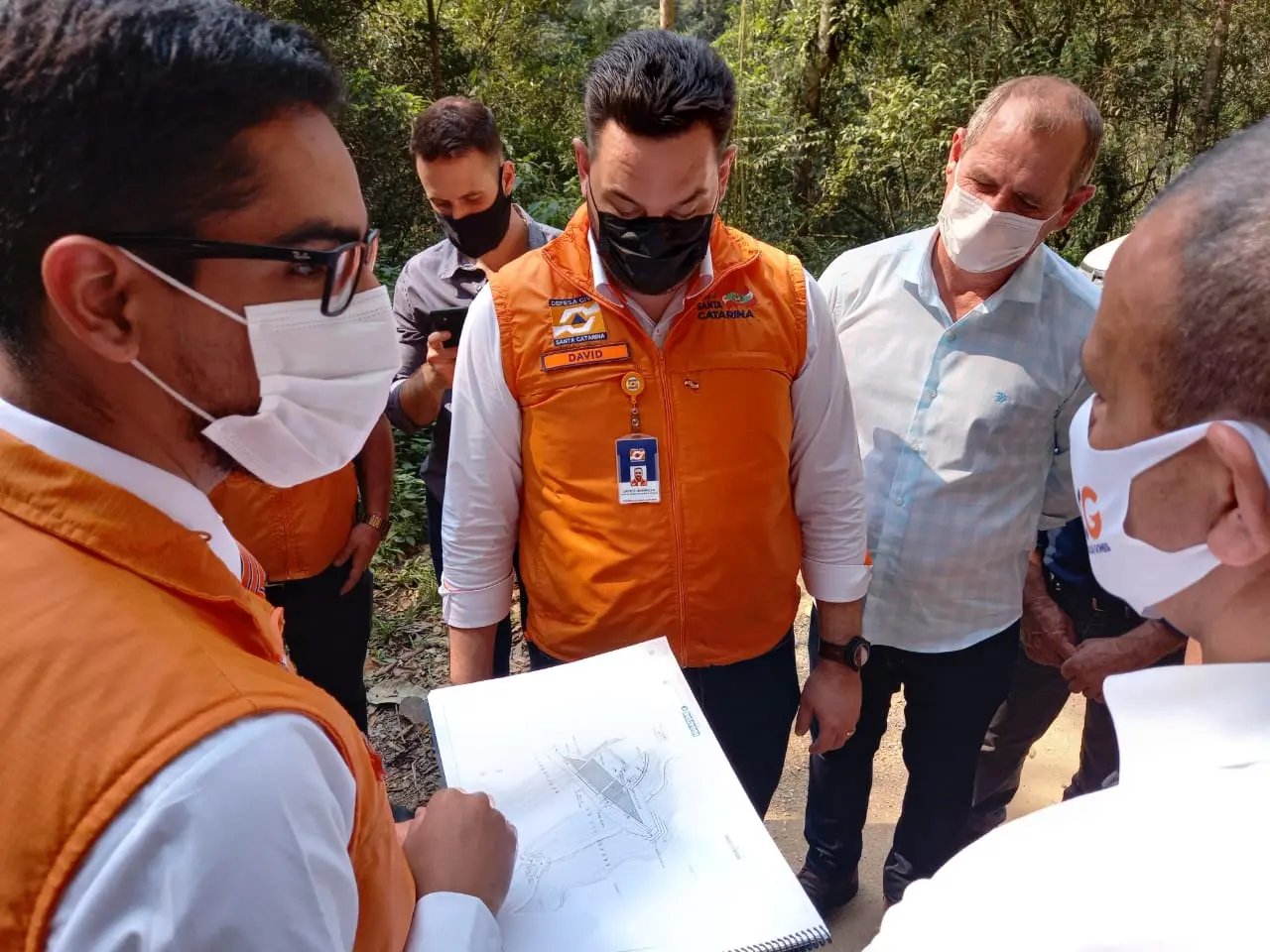 Comitiva de pol&iacute;ticos e representantes da Defesa Civil visita barragem de Botuver&aacute;