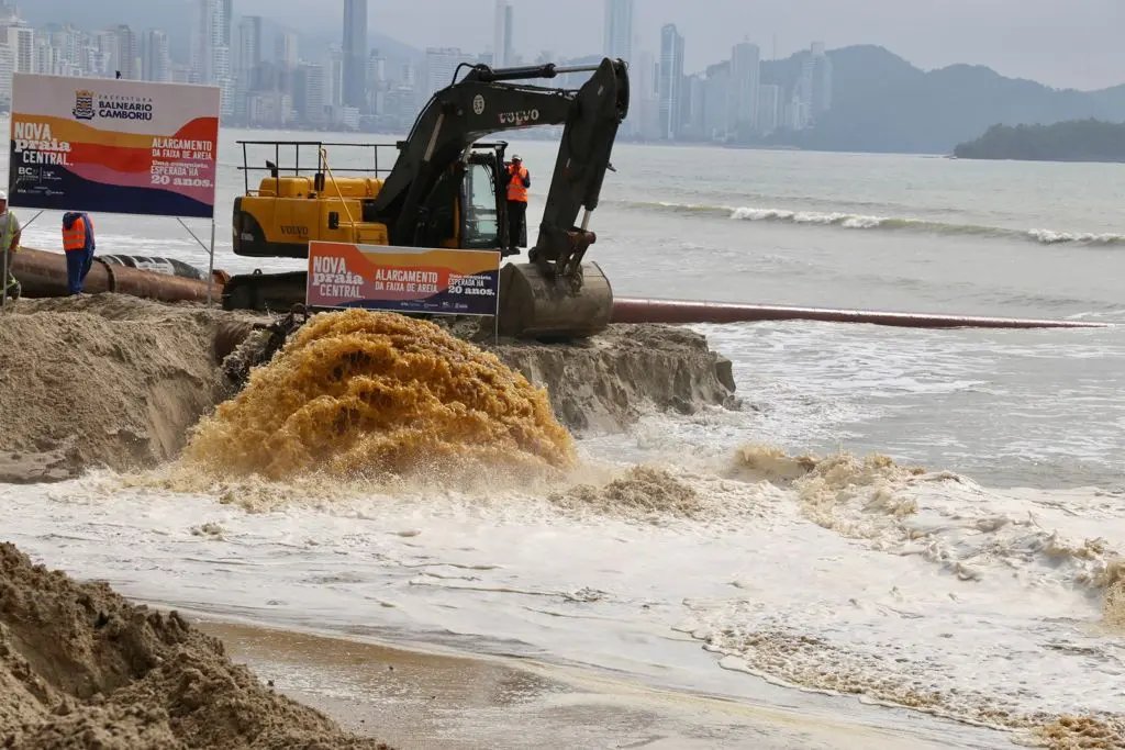 Balne&aacute;rio Cambori&uacute; inicia transporte de areia para amplia&ccedil;&atilde;o da Praia Central