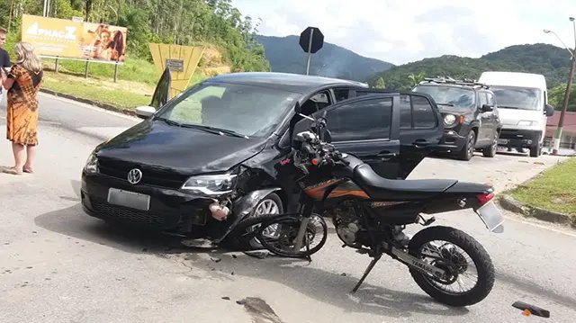 Acidente entre carro e moto na Clara&iacute;ba