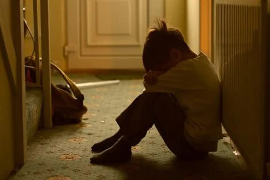 Crian&ccedil;a de 4 anos foge de casa para n&atilde;o apanhar
