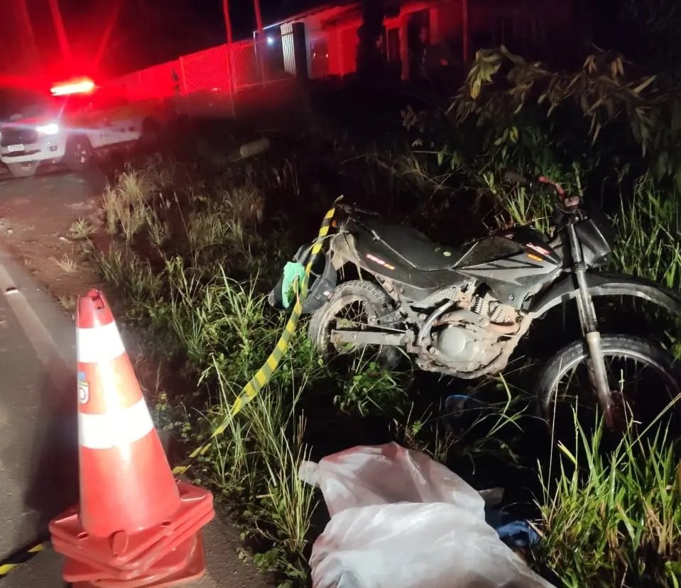 Motociclista atropela cavalo e morre, em Navegantes