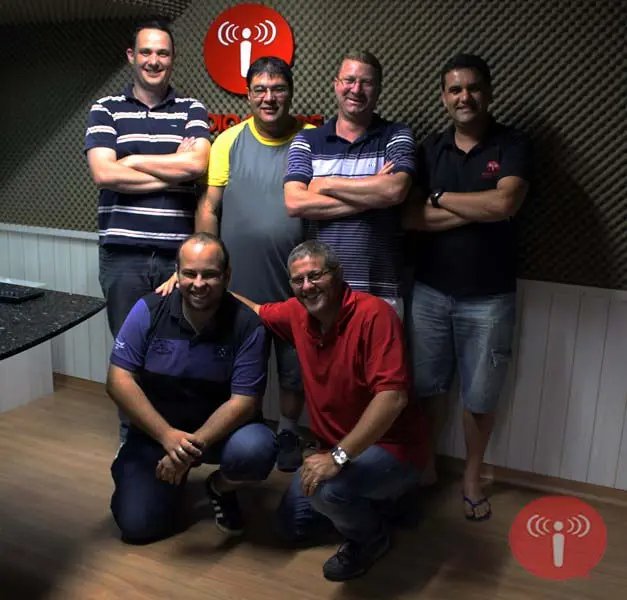 Equipe esportiva escalada
