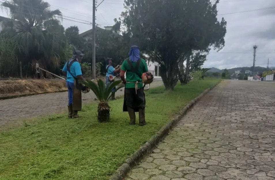 Secretaria de Obras realiza ro&ccedil;ada das margens de ruas e cal&ccedil;adas