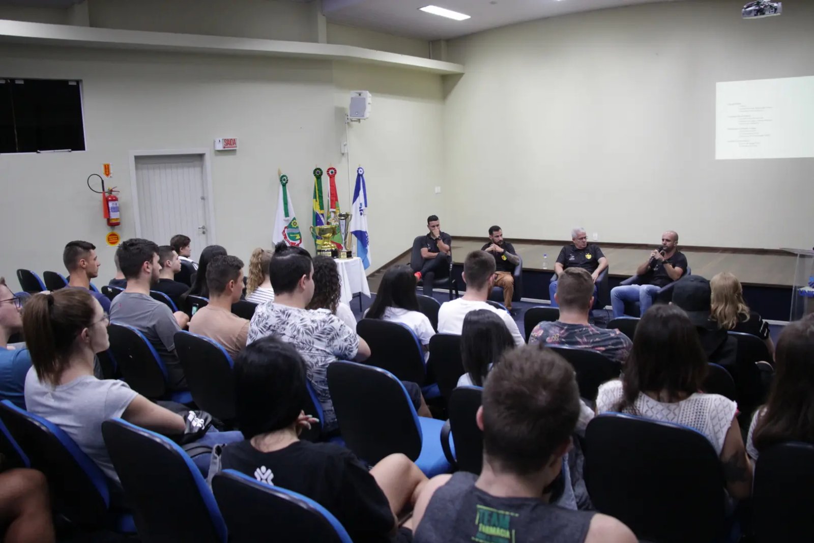 Comiss&atilde;o T&eacute;cnica do Brusque FC fala sobre trajet&oacute;ria profissional aos acad&ecirc;micos de Educa&ccedil;&atilde;o F&iacute;sica