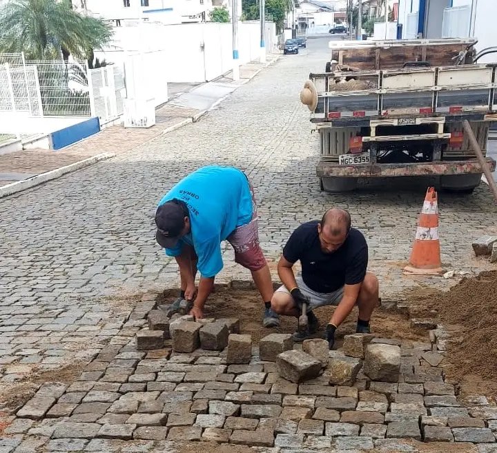 Secretaria de Obras realiza o conserto de cal&ccedil;amento em quatro diferentes bairros nesta segunda