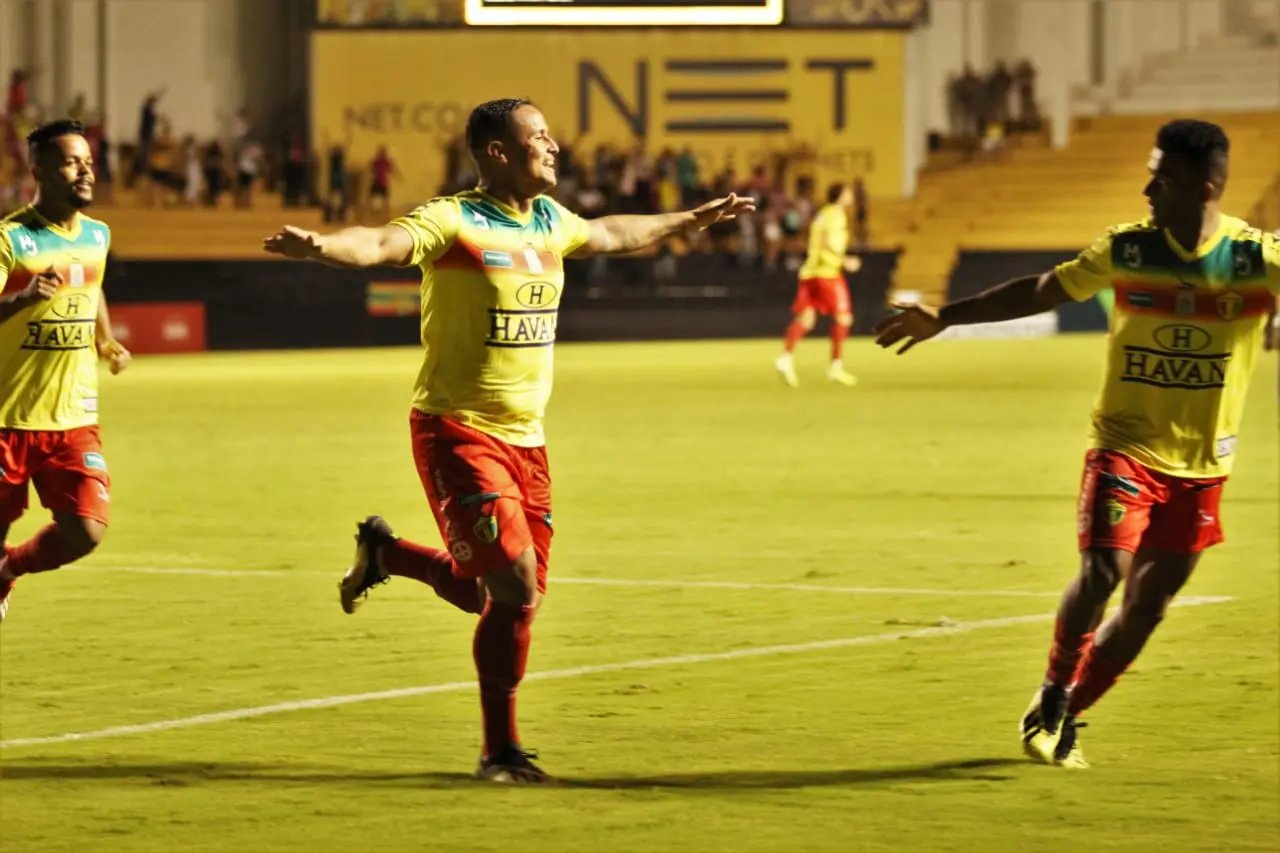 De virada Brusque FC vence em Crici&uacute;ma e &eacute; l&iacute;der isolado do Catarinense