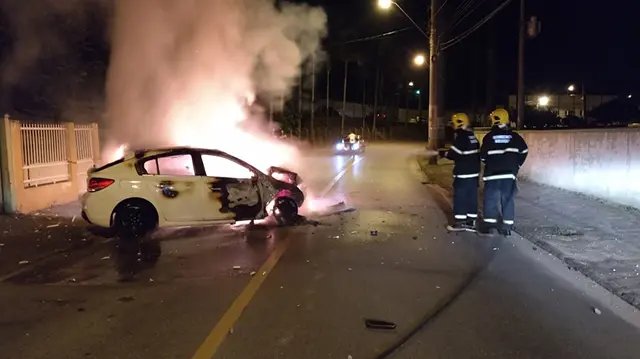 Carro bate contra muro e pega fogo