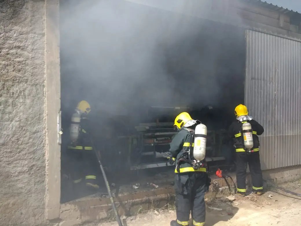 Bombeiros utilizam tr&ecirc;s mil litros de &aacute;gua para combater inc&ecirc;ndio em Guabiruba