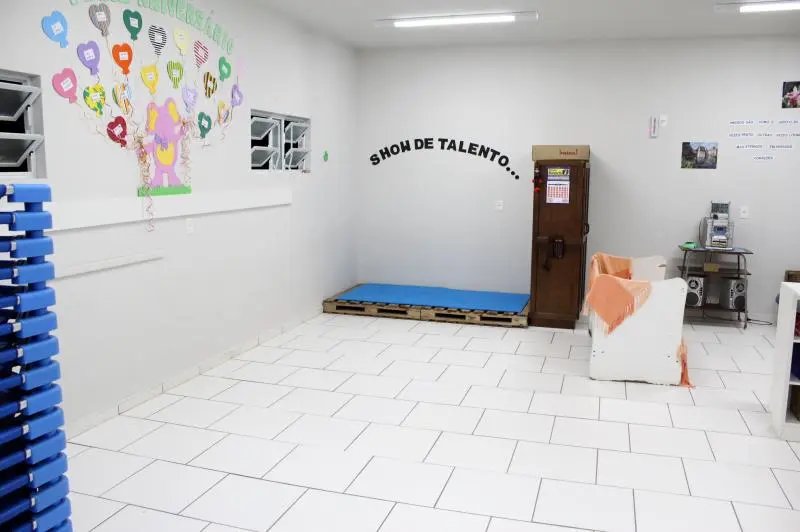 Crian&ccedil;a &eacute; esquecida dentro de escola, no Alto Vale