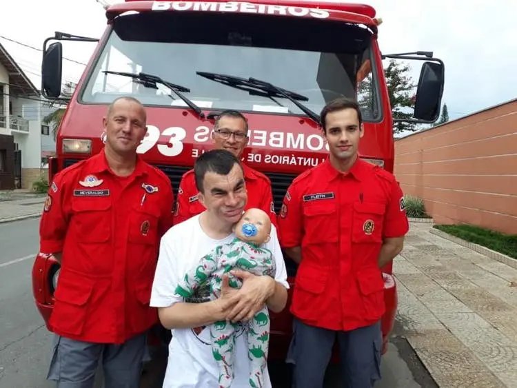 Sensibilizados bombeiros resgatam boneco de homem com defici&ecirc;ncia mental