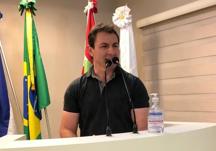 (V&Iacute;DEO) Adelirio Demat&eacute; assume cadeira no legislativo, em Guabiruba