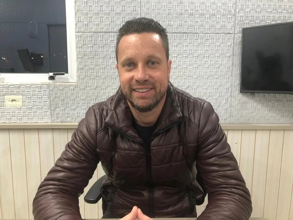 &ldquo;Devemos trazer de tr&ecirc;s a cinco atletas at&eacute; o prazo final&rdquo;, afirma diretor de futebol