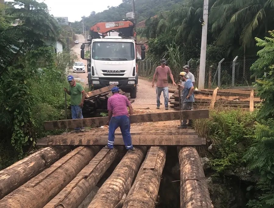 Cabeceiras da ponte na rua Ernesto Schroeder recebem manuten&ccedil;&atilde;o