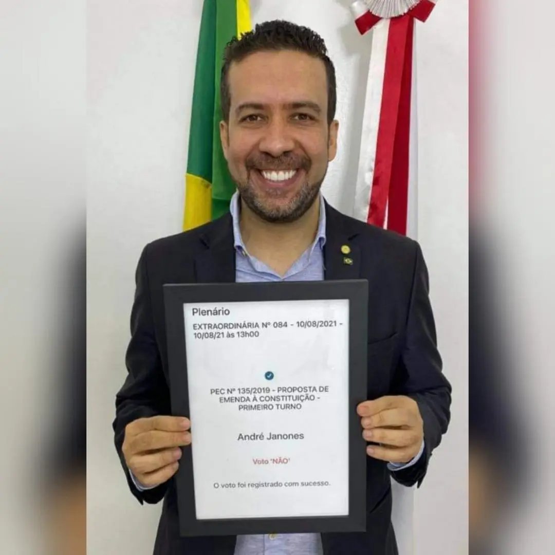 Deputado imprime voto para mostrar que foi contra o voto impresso