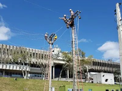 Em protesto,  trabalhadores da Celesc paralisam atividades ao longo desta sexta-feira (13)