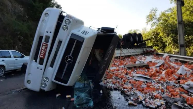 Caminh&atilde;o carregado de cerveja tomba e a carga &eacute; saqueada