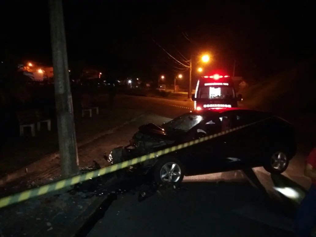 Mulher fica ferida ao bater carro contra poste