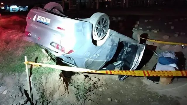 Carro capota na SC-412 em Itaja&iacute;