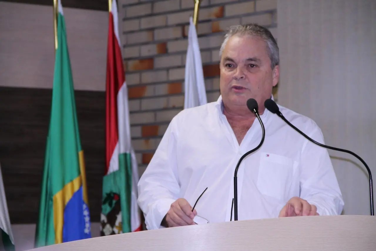 Doação de terreno à União foi incompetência, diz Martins