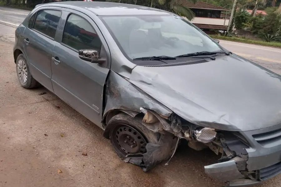 Colis&atilde;o entre carros no bairro Bateas