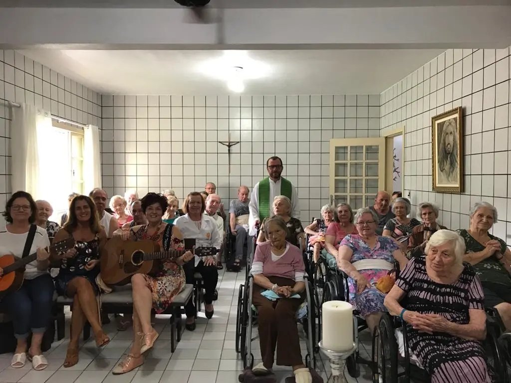 P&aacute;roco de Azambuja celebra missa no Lar dos Idosos.