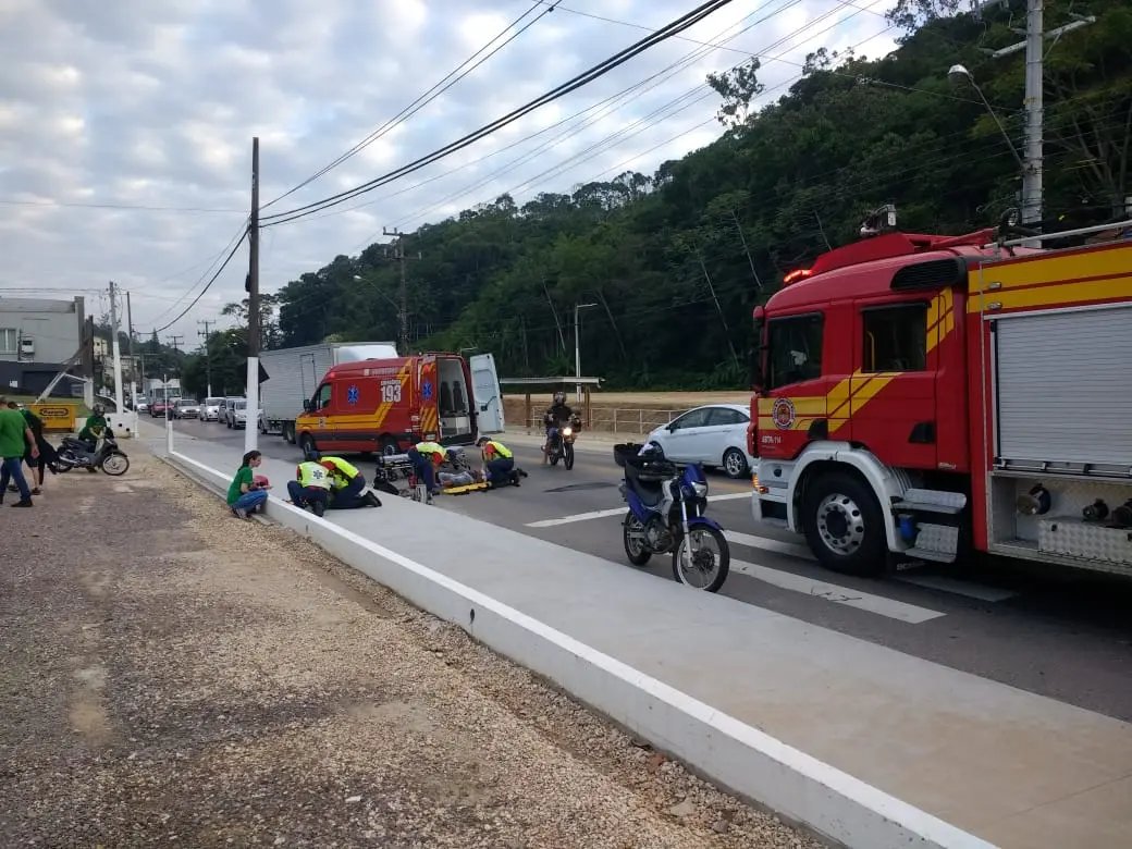 Acidente envolve moto e pedestre na Primeiro de Maio 