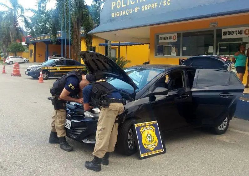 PRF apreende carro com placa clonada de Brusque